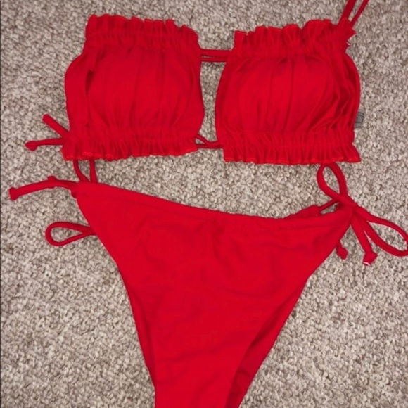 Red 2 piece bikini - Picture 2 of 3